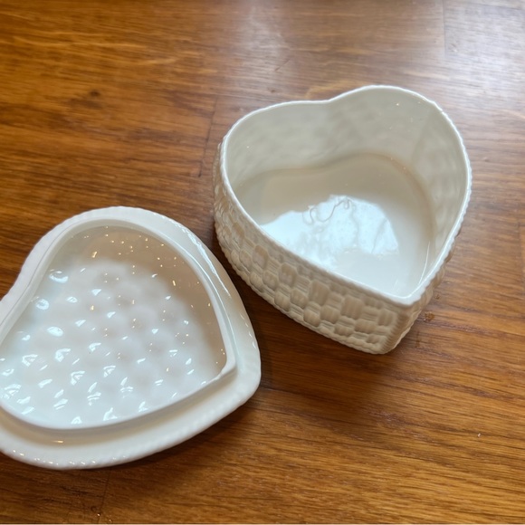 Tiffany & Co Vintage White Porcelain Heart-Shaped Trinket Box by Sybil Connolly - Picture 3 of 6